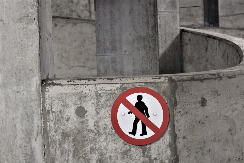Foto de señalización de prohibido caminar