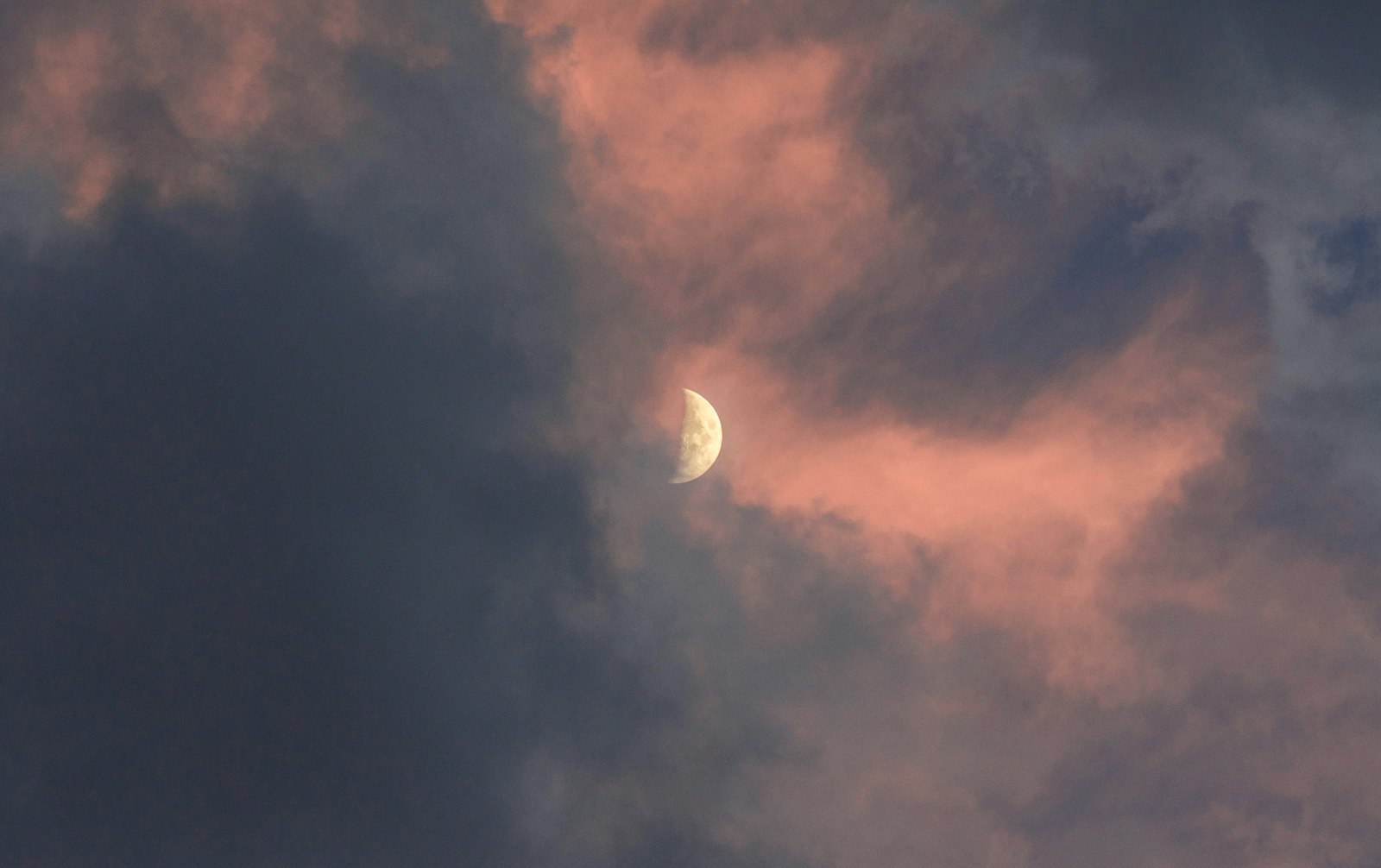 Nikon D5100 + Sigma 50-150mm F2.8 EX APO DC HSM II + 1.4x sample photo. Half-moon covered of clouds photography