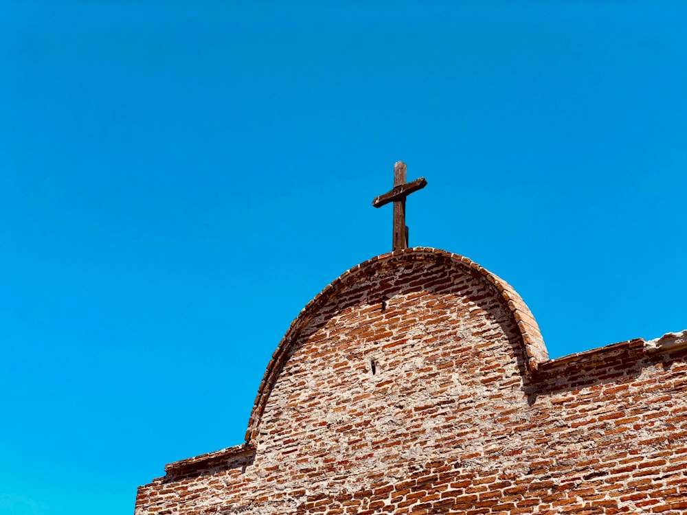 礼拝堂の茶色の十字架