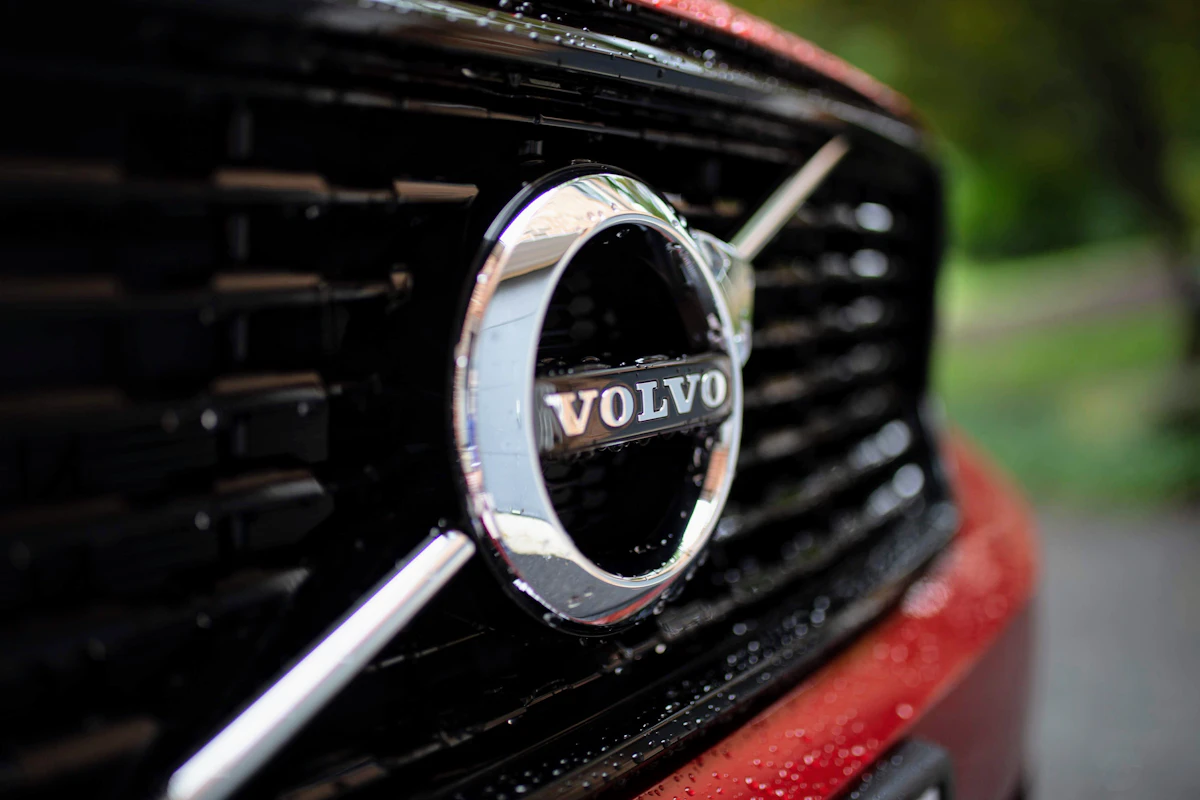Chromowane logo Volvo na mokrej karoserii