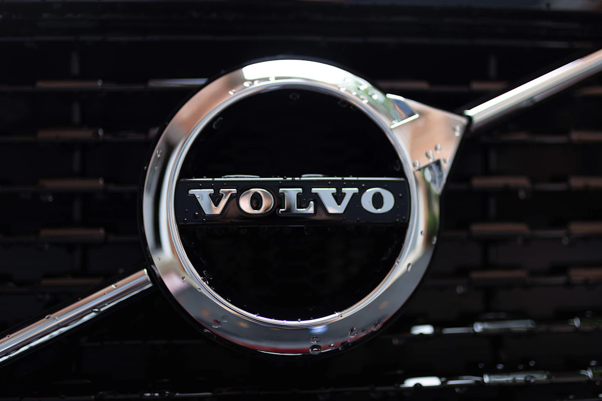 Chromowane logo Volvo na mokrej karoserii XC40