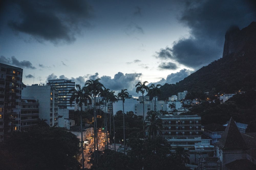 Edificios de hormigón blanco