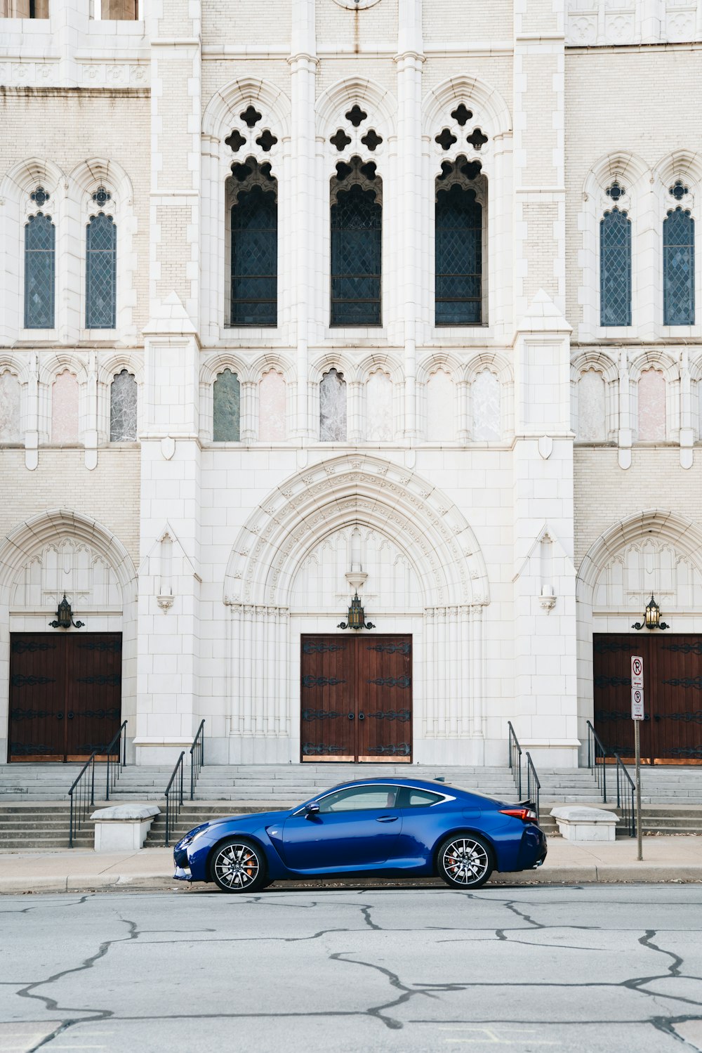 Coupé blu parcheggiata davanti alla cattedrale