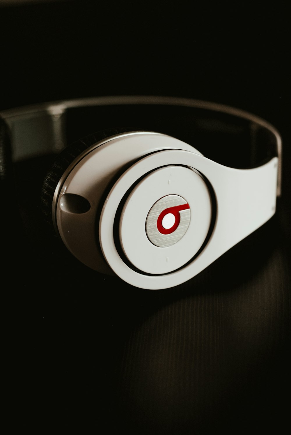 Beats by Dr. Dre wireless headphones on laptop displaying black screen  photo – Free Computer Image on Unsplash