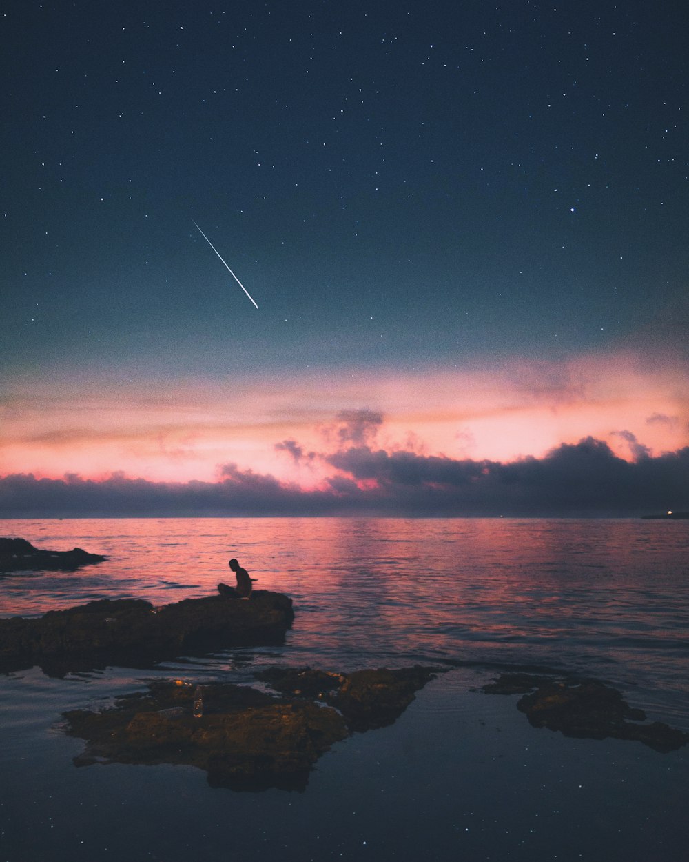 空に浮かぶ流れ星