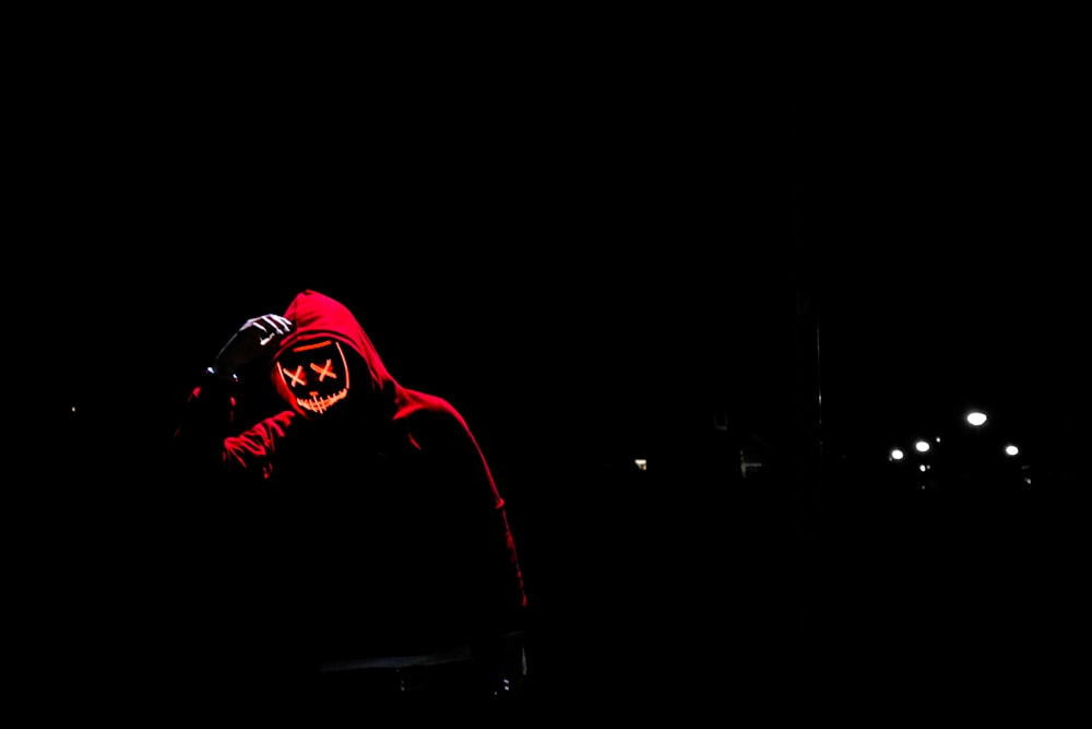 silhouette di persona di notte
