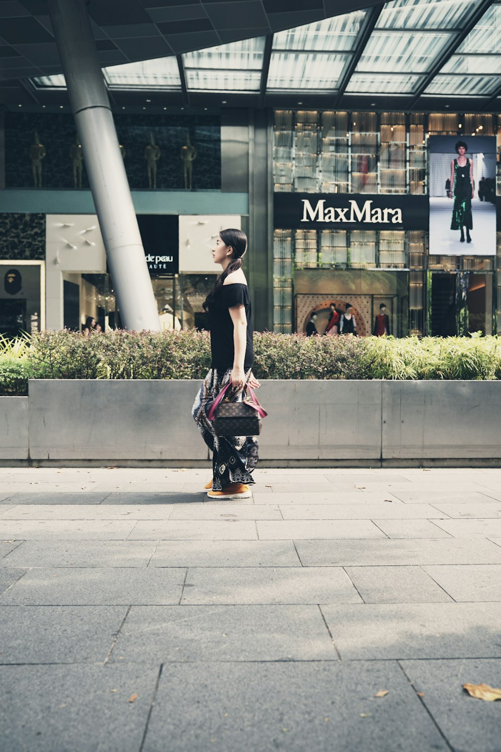 mujer cargando bolso frente al edificio MaxMara