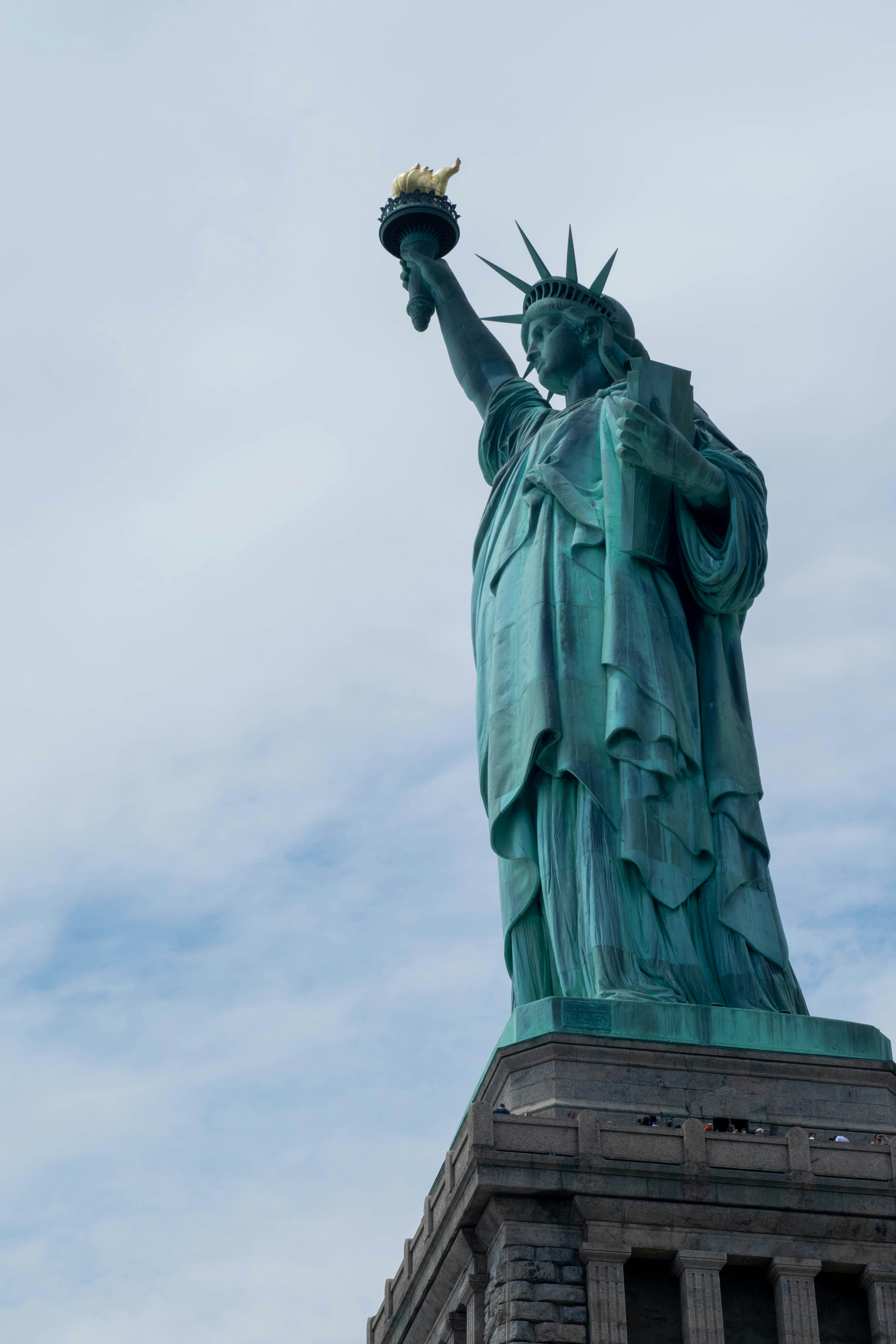 photo-1533579522887-3363f80f54d8?ixlib=rb-1.2.1&ixid=eyJhcHBfaWQiOjEyMDd9&auto=format&fit=crop&w=934&q=80