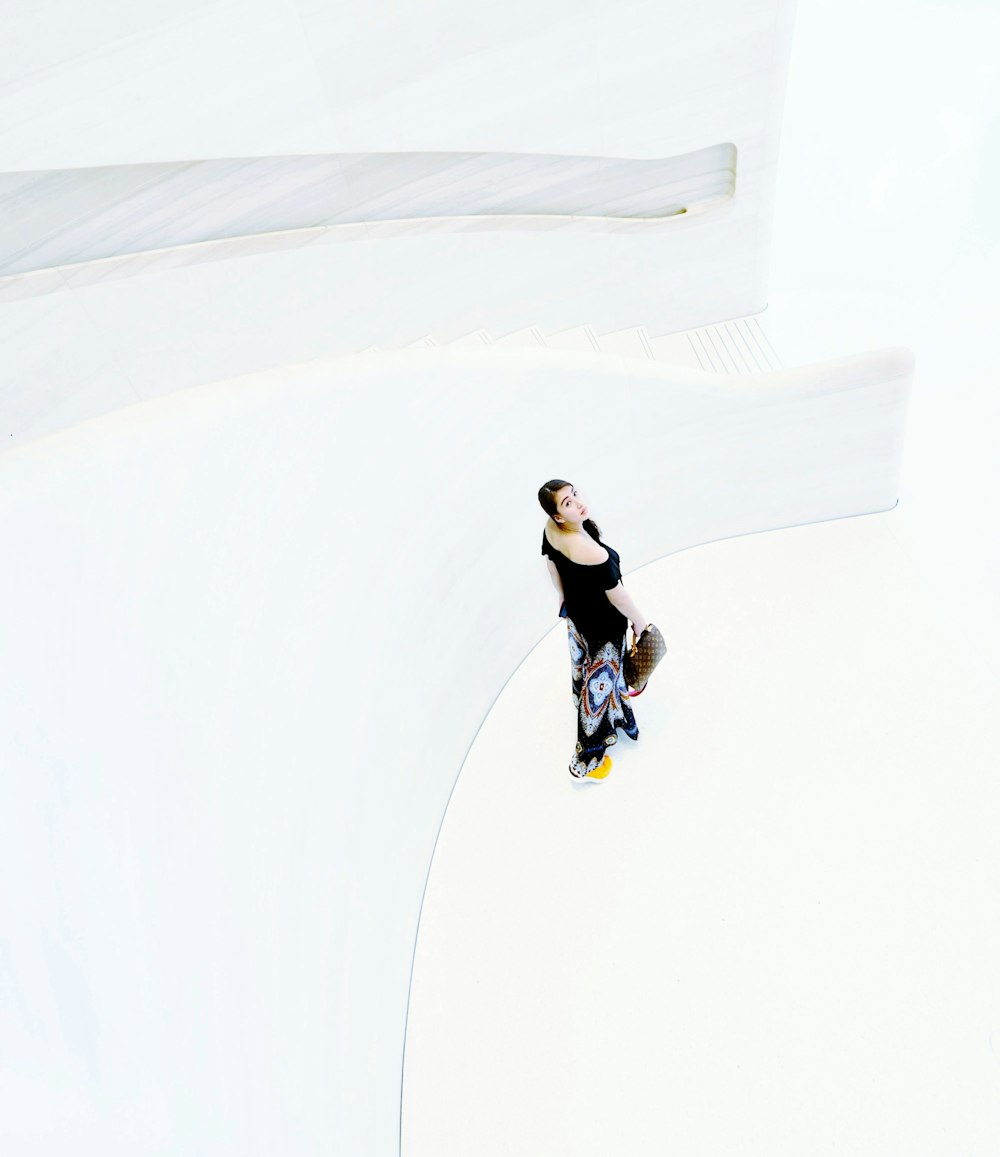 mulher em pé ao lado do trilho da escada