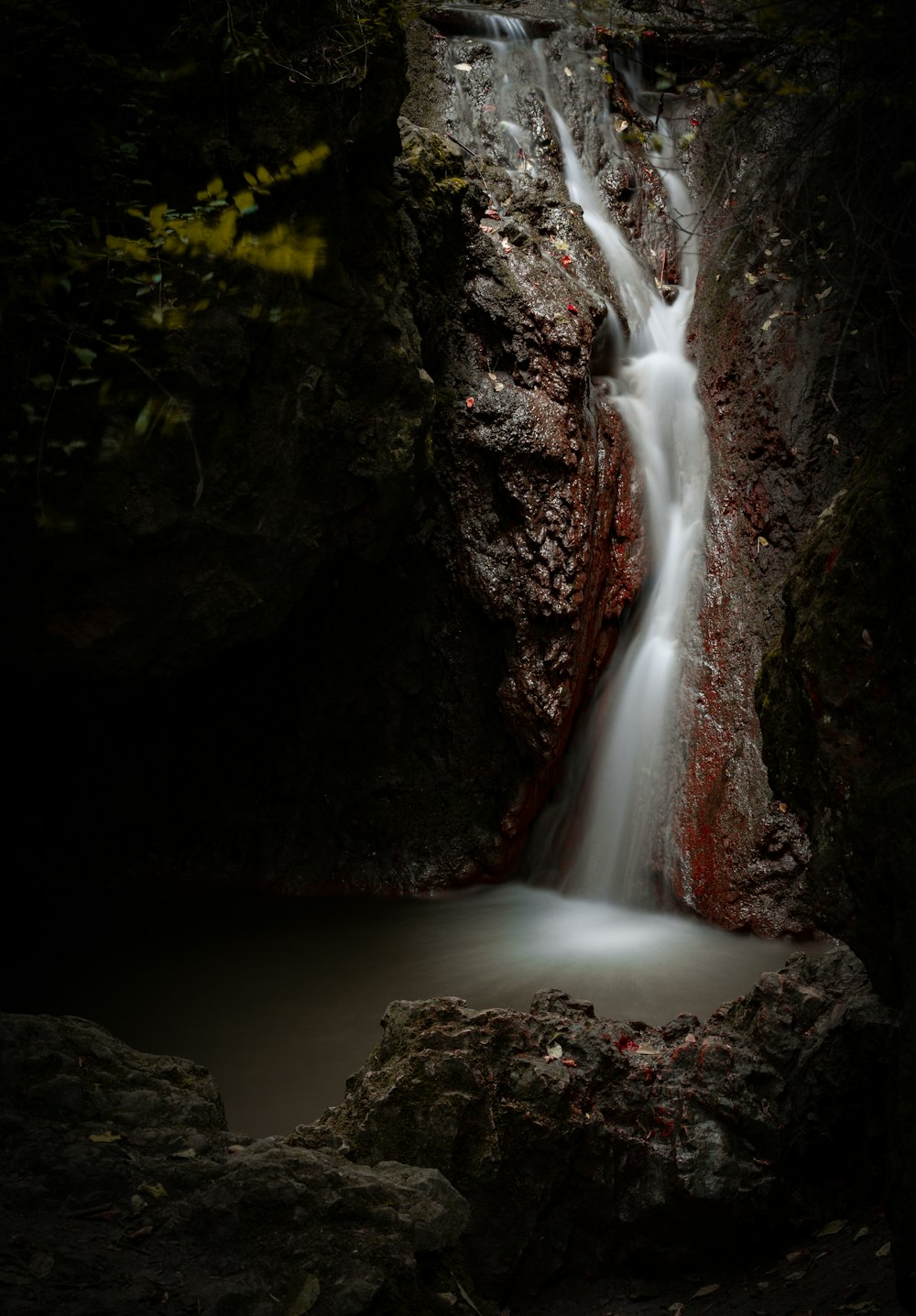 岩層間の滝