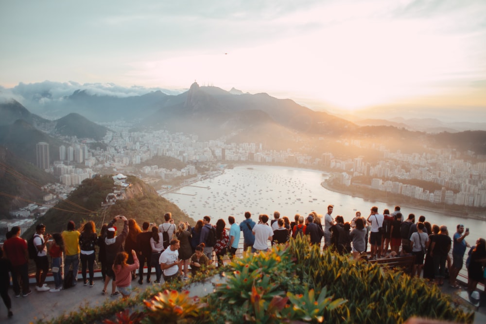 groupe de personnes debout face à la vue sur le lac