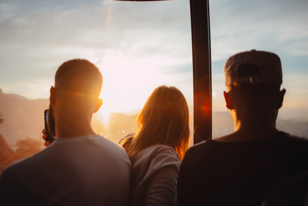 Tres personas de pie durante el tiempo dorado