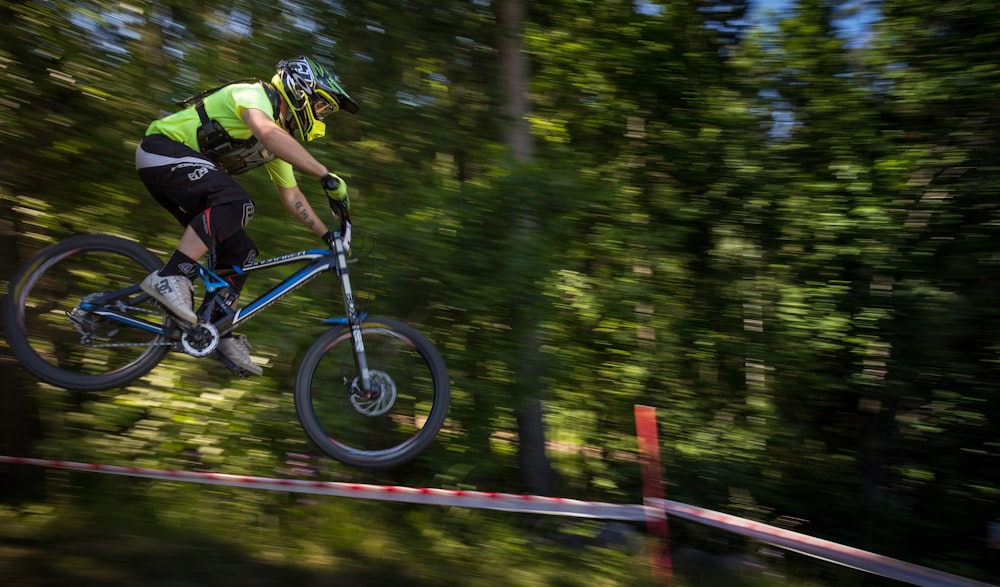 Mann fährt blaues Fahrrad