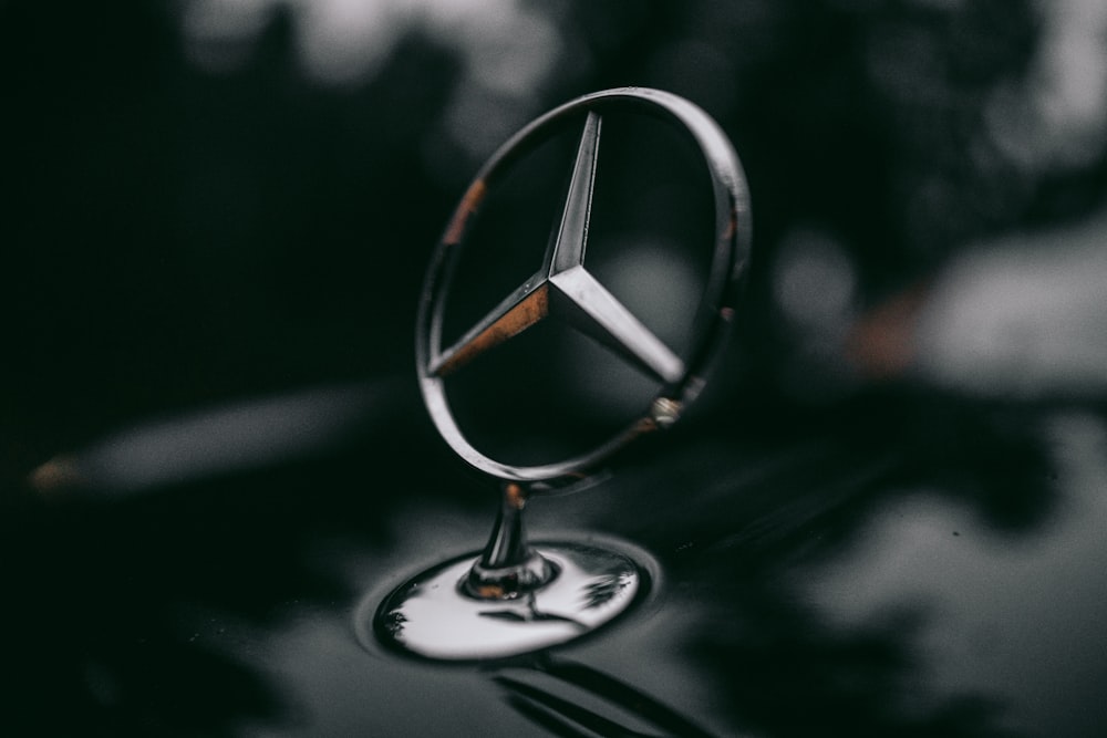 silbernes Mercedes-Benz Ornament