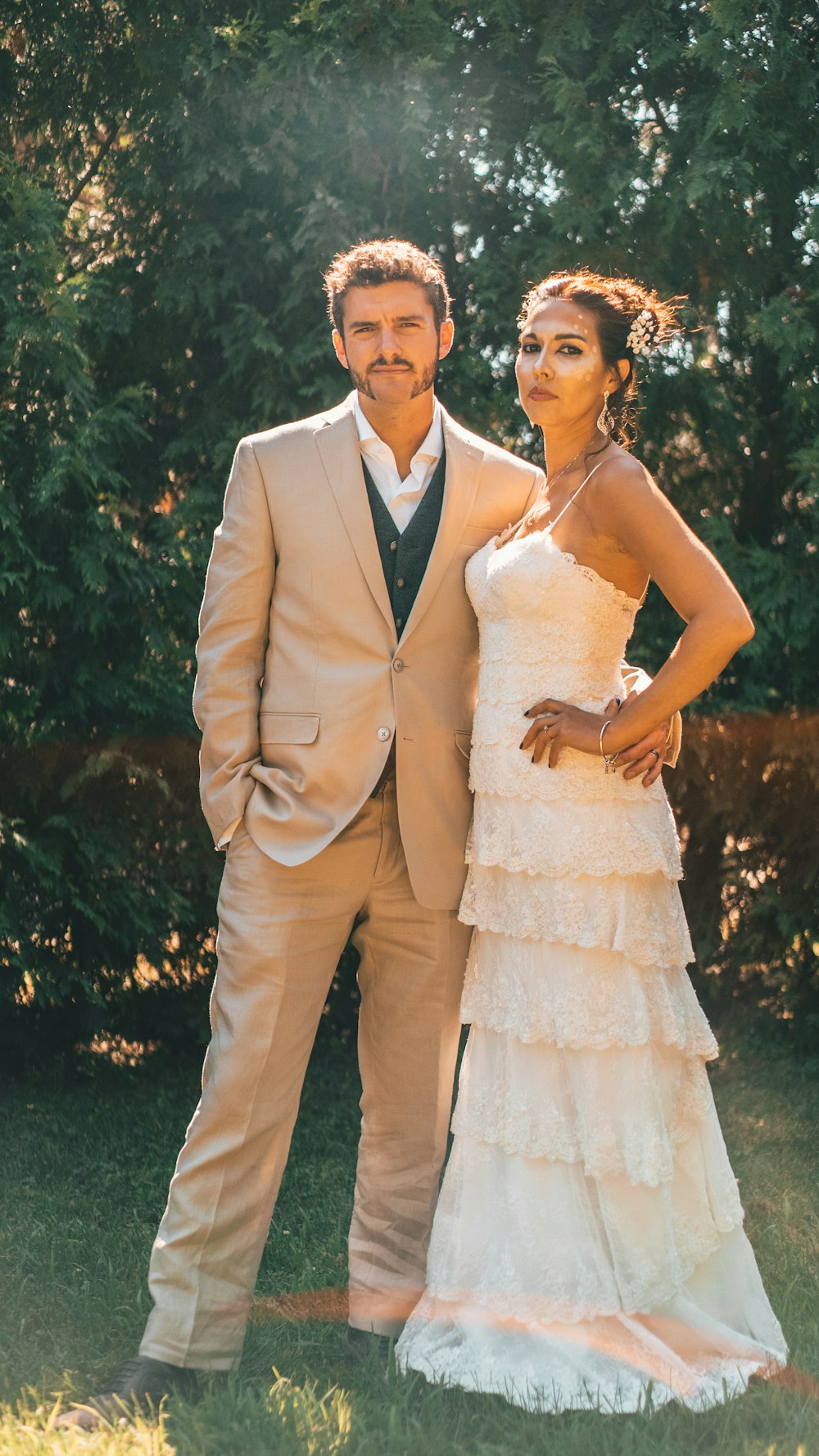 mujer en vestido blanco al lado del hombre