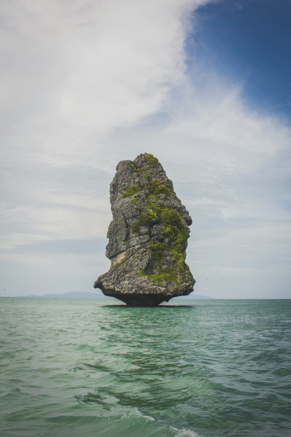 海に浮かぶ岩の島