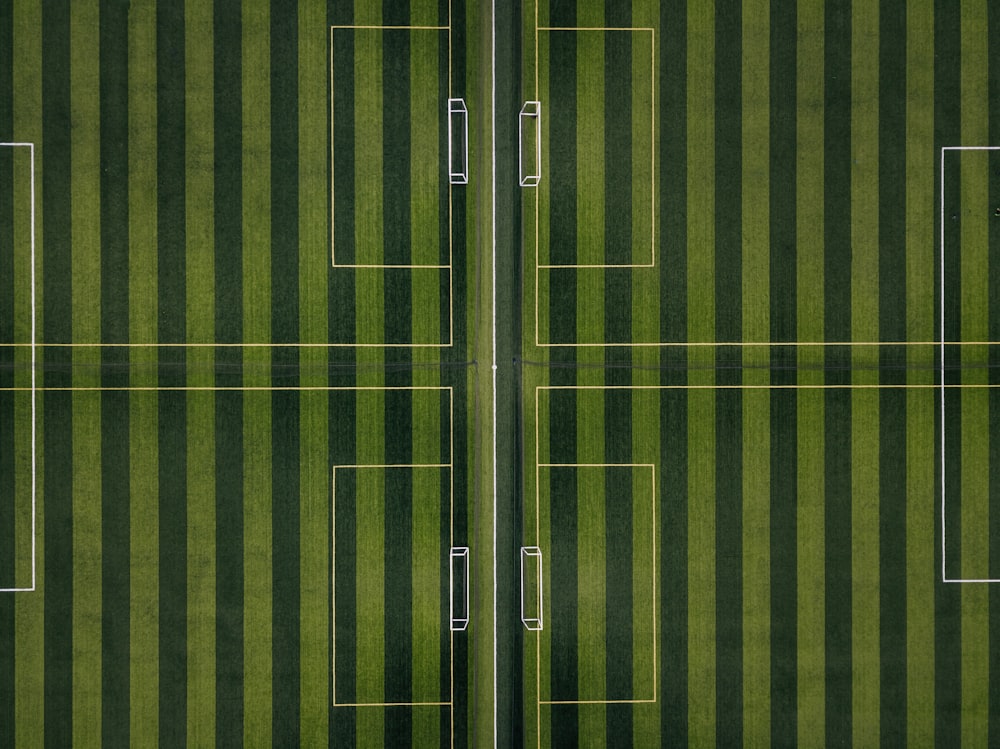 una veduta aerea di un campo da calcio dall'alto