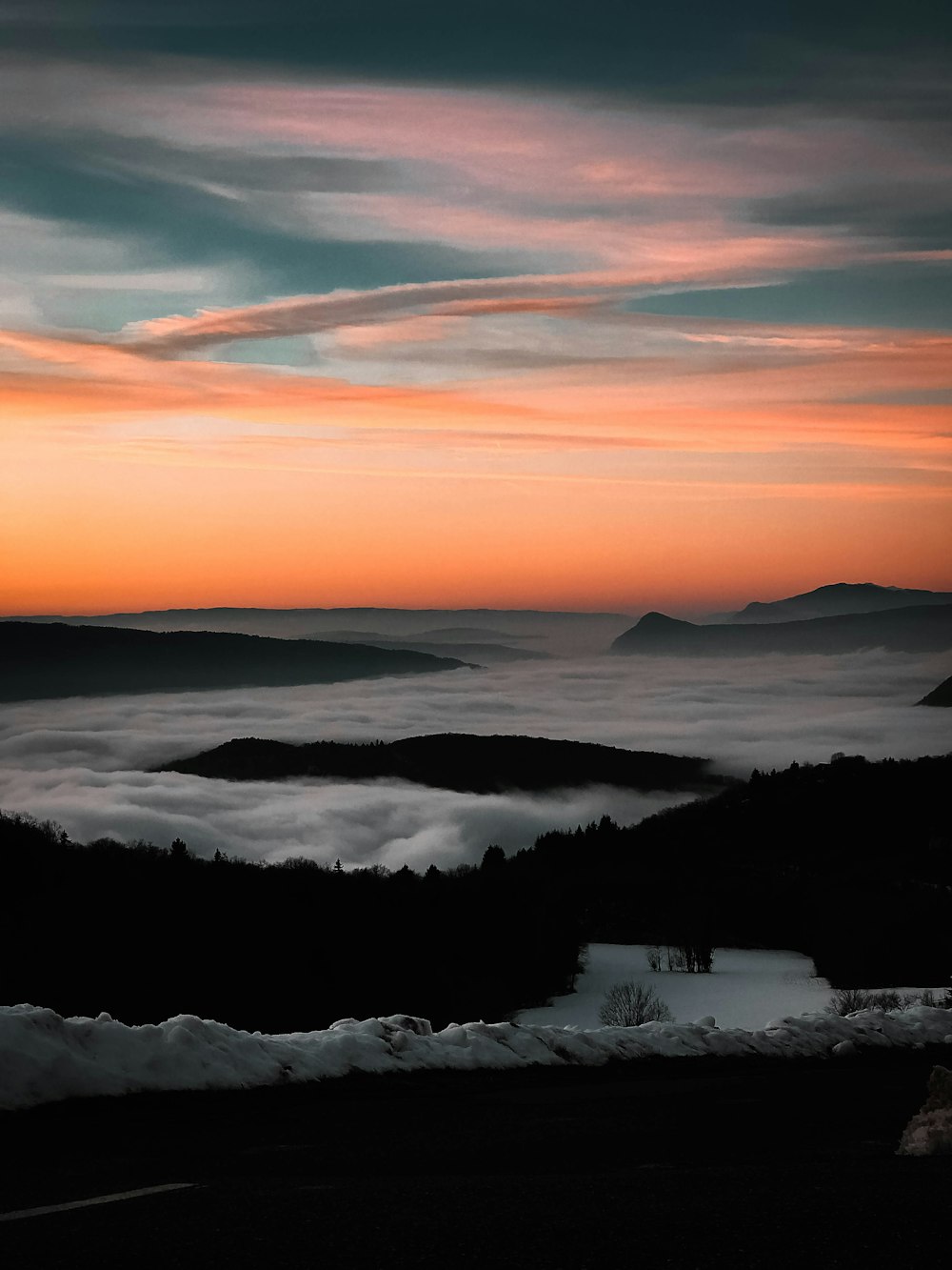 Photo de montagne avec des brouillards