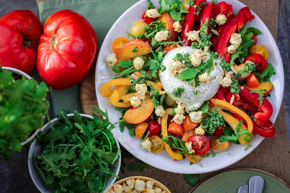 Salat auf weißer Keramikschleife l