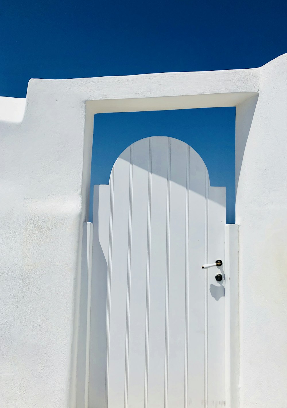 porta in legno bianco chiusa