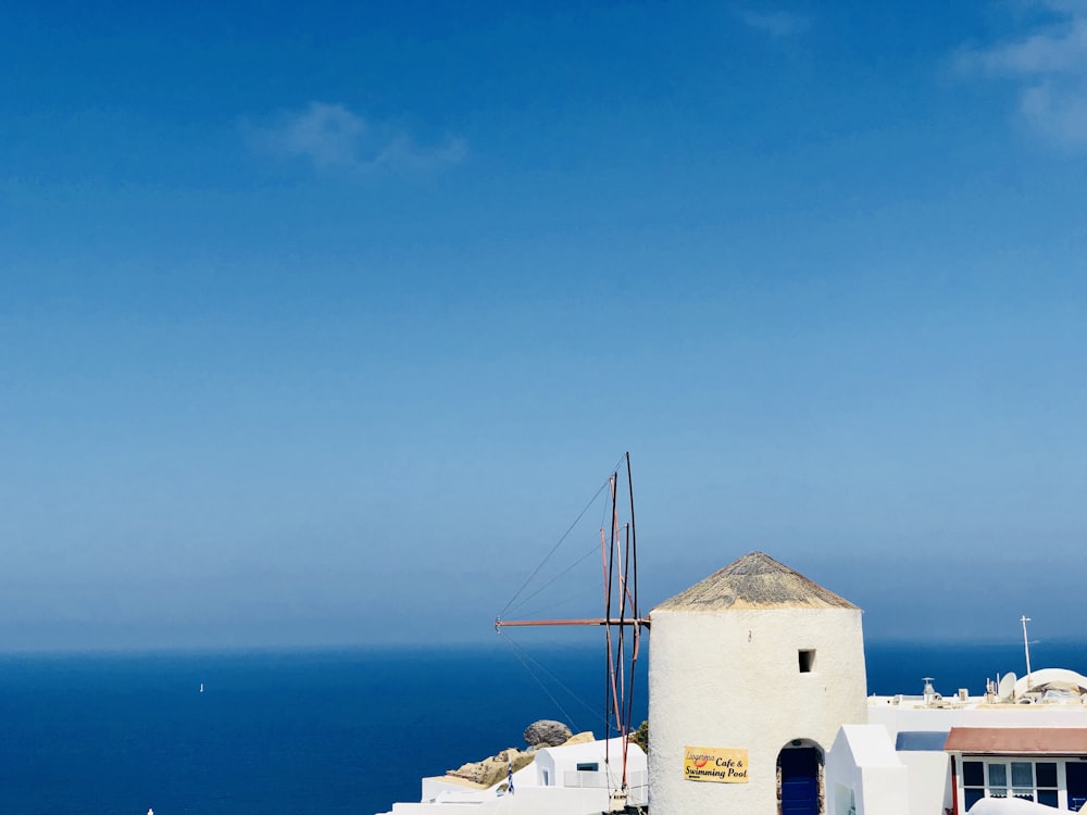 Fotografía de paisaje de un edificio gris bajo el cielo azul