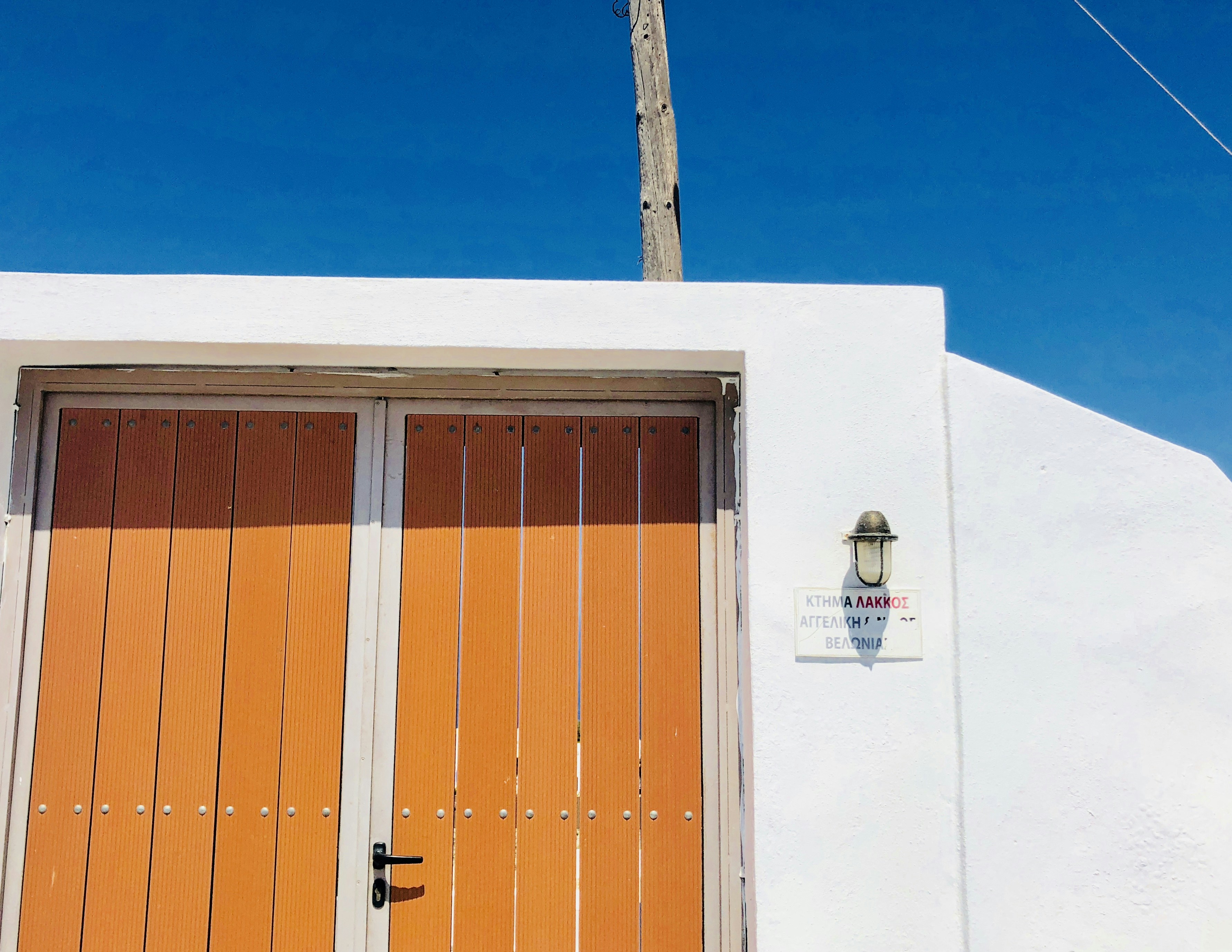 Blick aus der Sicht des Mannes auf das braune Holztor
