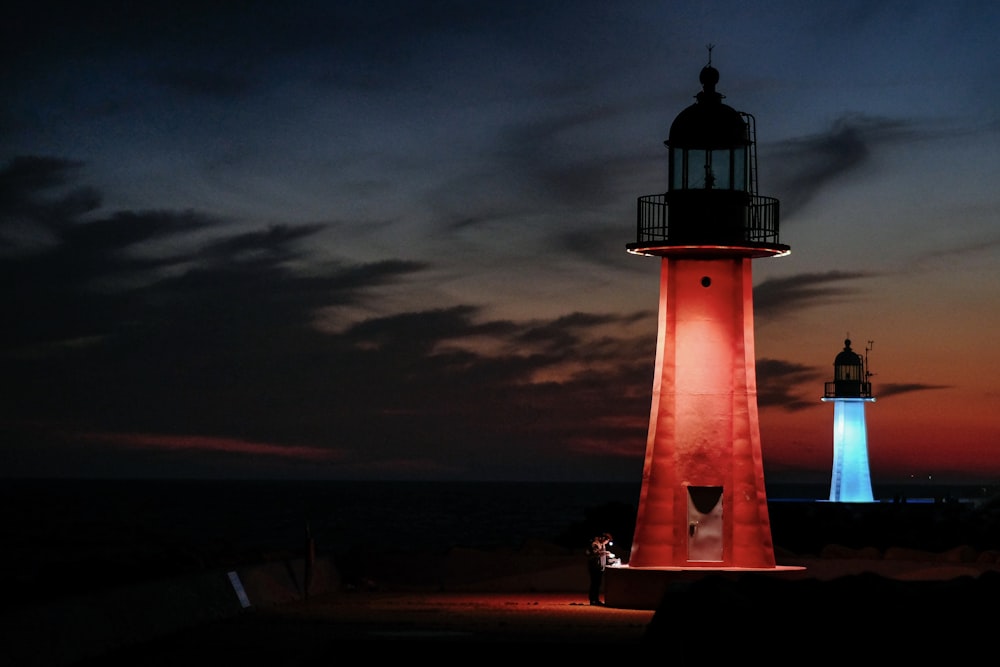 야간의 빨간색과 파란색 라이터 감시탑