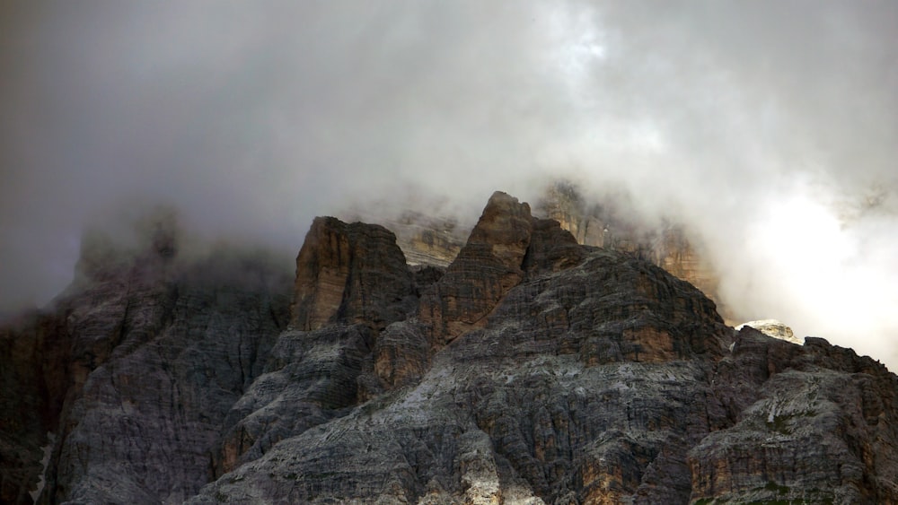 Montaña rocosa con nieblas