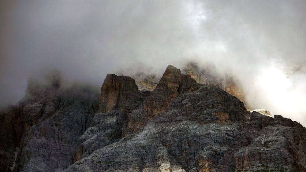 Felsiger Berg mit Nebel