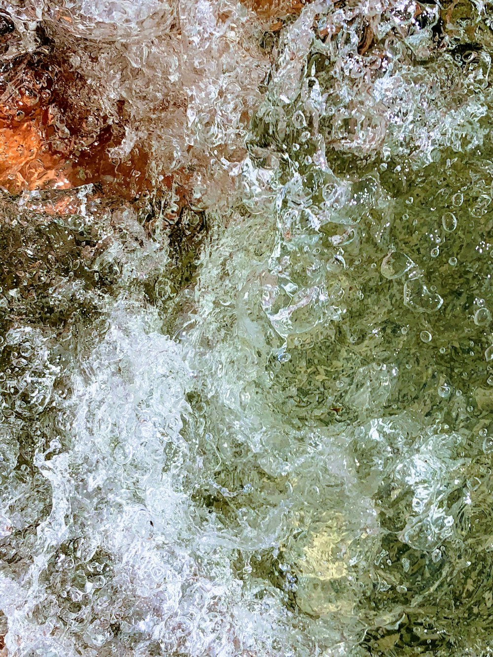 Foto de primer plano de pintura de rociado de agua