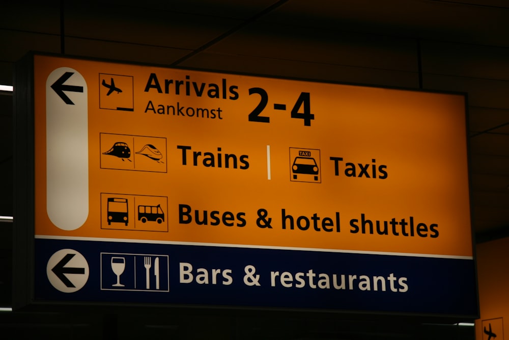 도착 Aankokmst 기차 및 택시 표지판