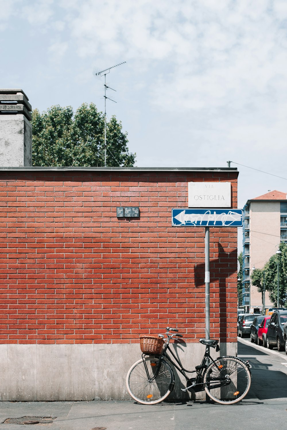 Bicicletta da crociera da spiaggia nera e grigia accanto al muro