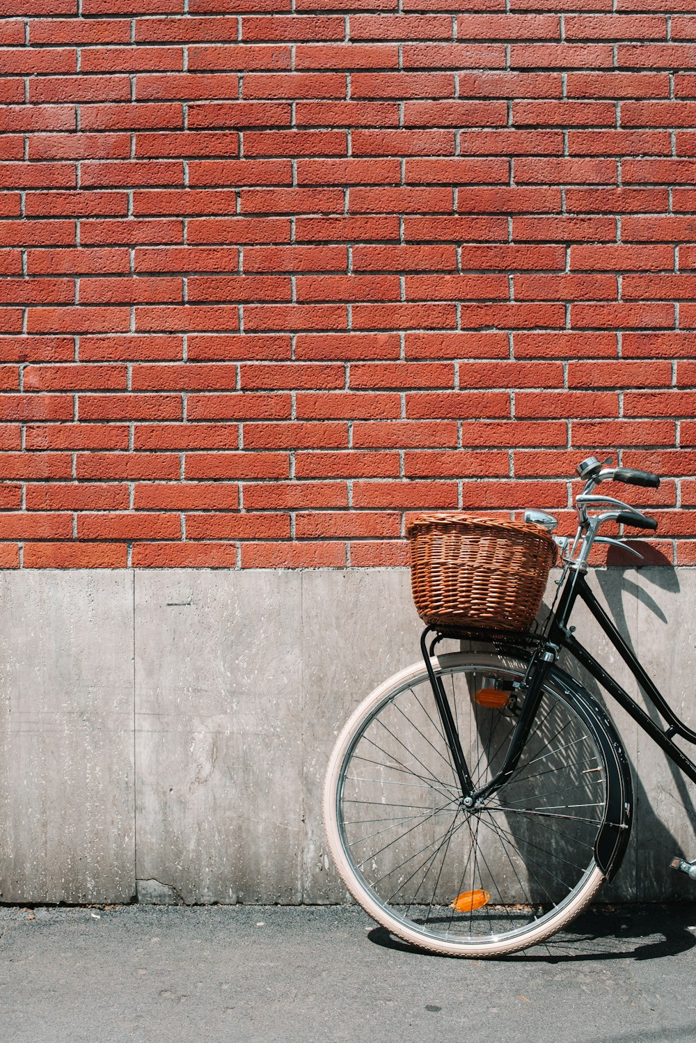 Weibliches Beach Cruiser Fahrrad an der Wand