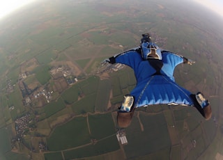 sky diver diving on air