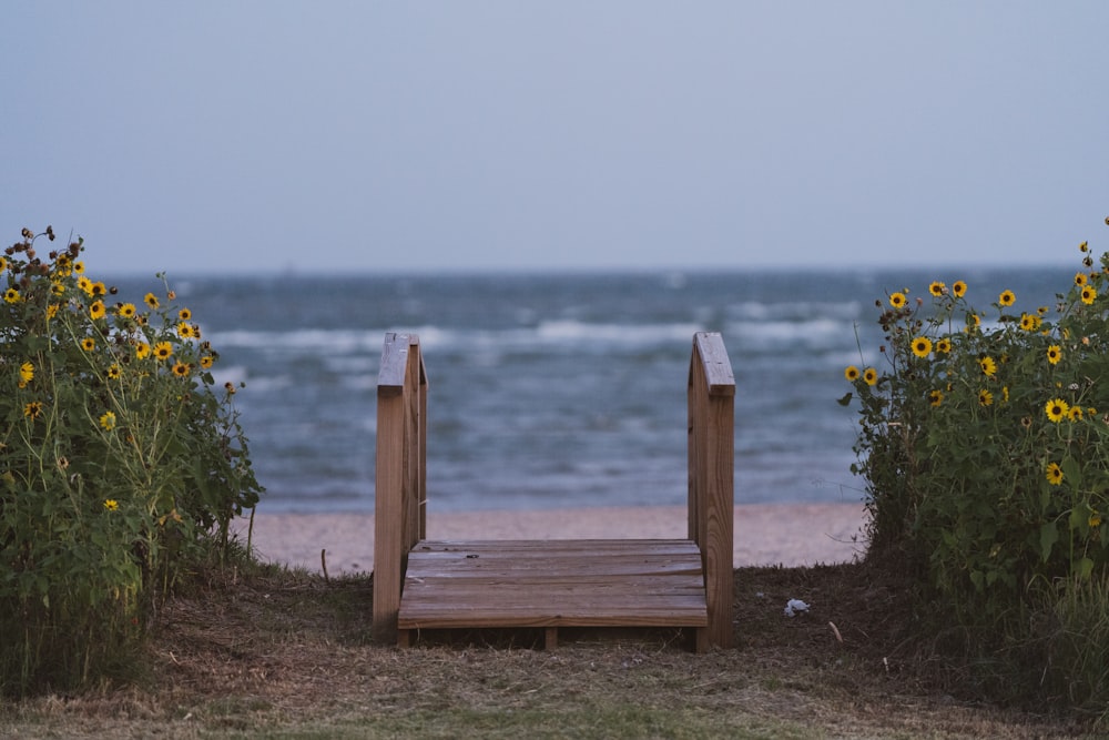 해변 근처의 갈색 목조 다리