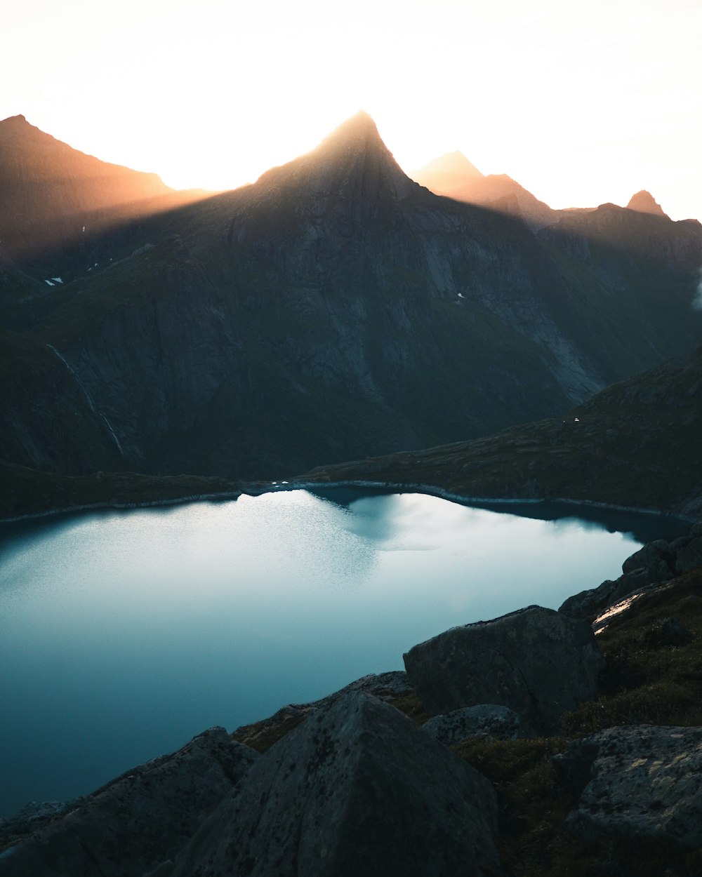 Montagna grigia vicino al lago