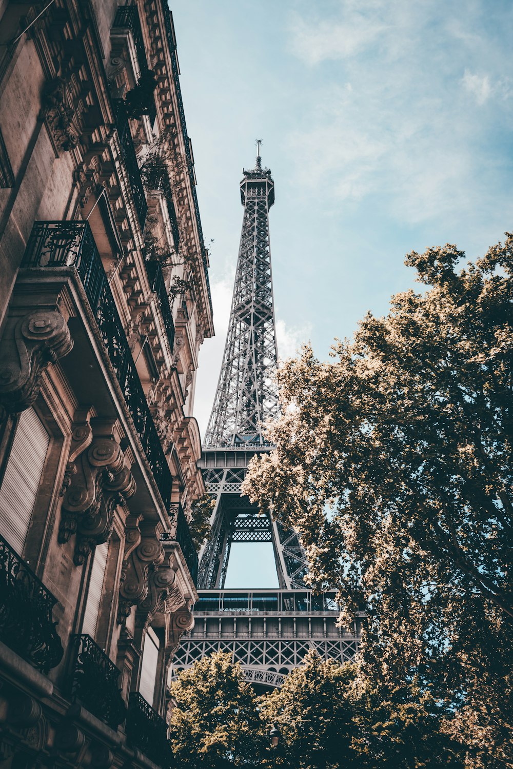 Torre Eiffel sob o céu azul