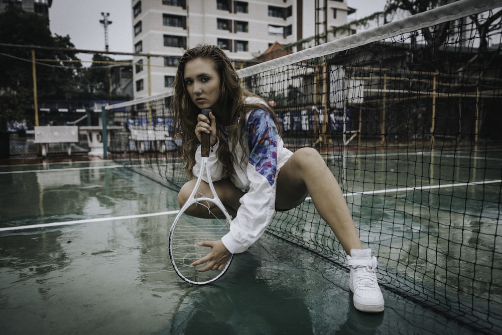 mujer sosteniendo raqueta de tenis