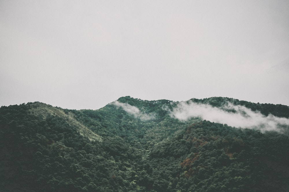 montaña humeante bajo nubes blancas