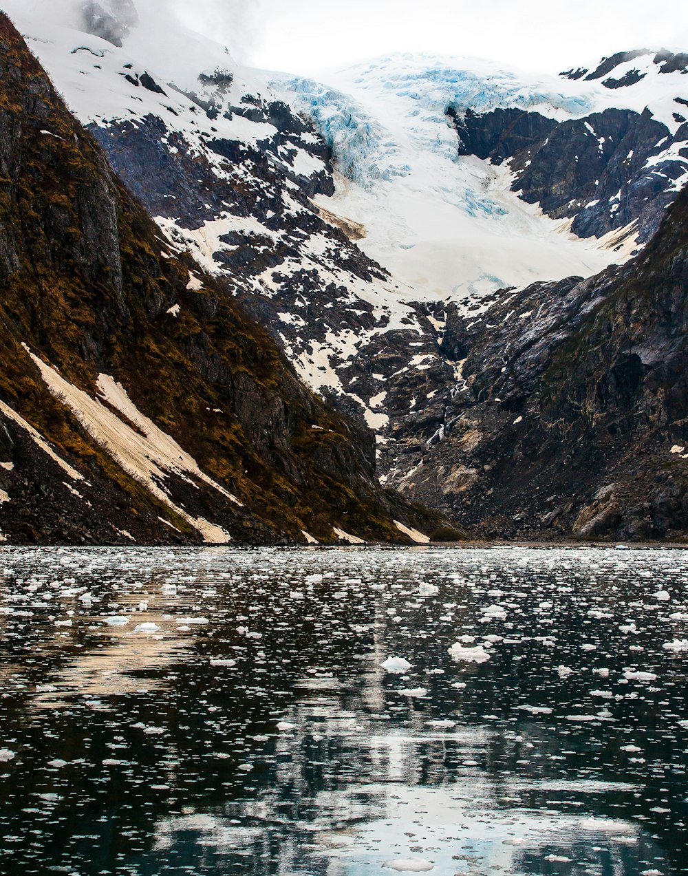 Lago tranquilo cerca de la montaña glaciar durante el día