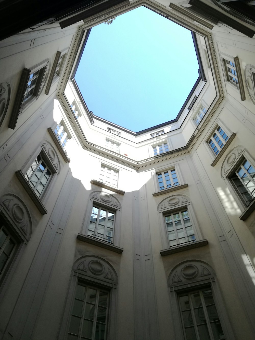 vista angolare dell'edificio dipinto di bianco sotto il cielo blu