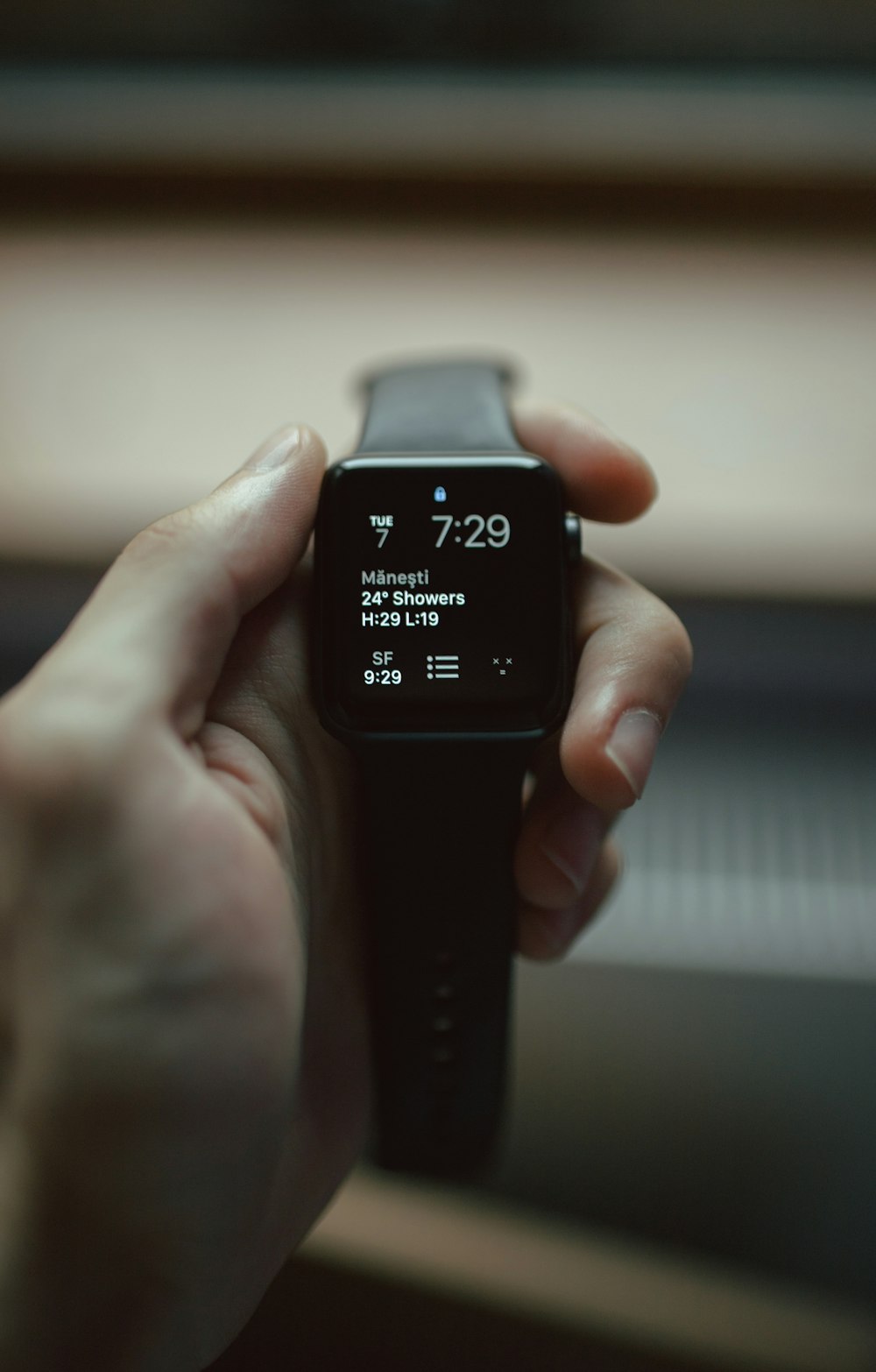 우주의 선택적 초점 사진 블랙 알루미늄 케이스 Apple Watch 표시 7:29