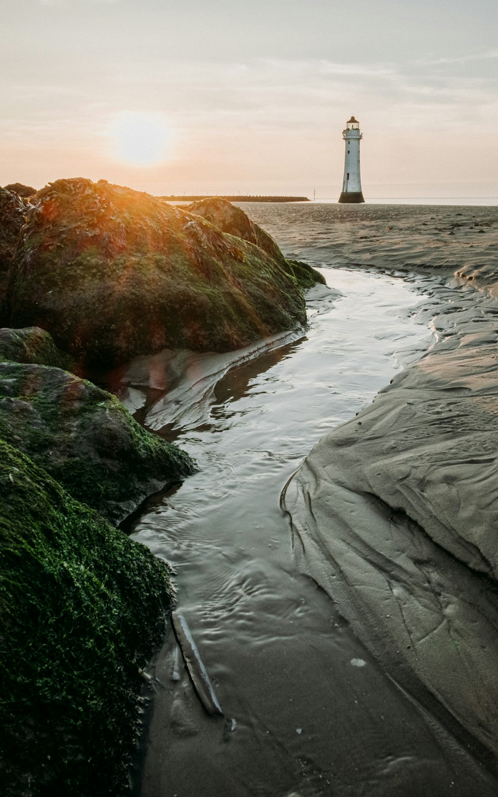 Photo de paysage de phare blanc