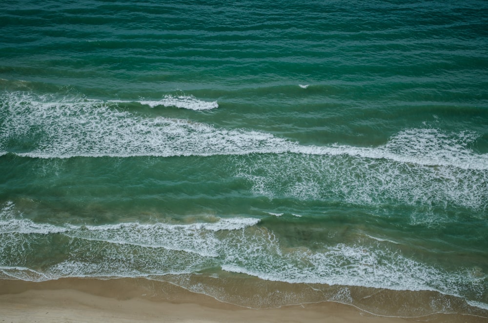 sea wave at daytime