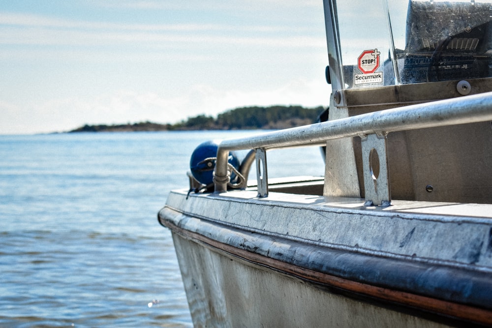 bateau à moteur gris