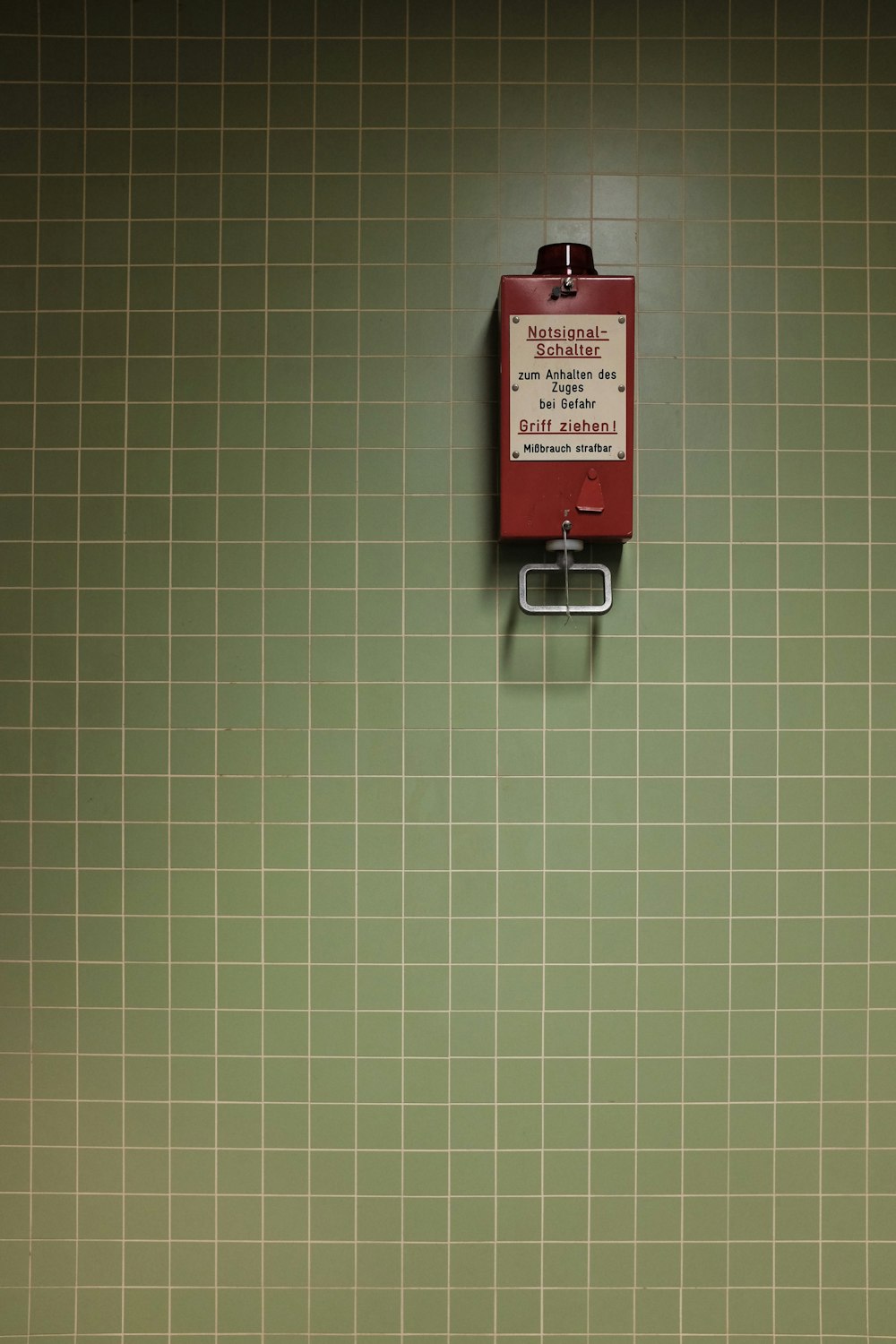 componente de parede nacional Schalter vermelho e branco na parede verde