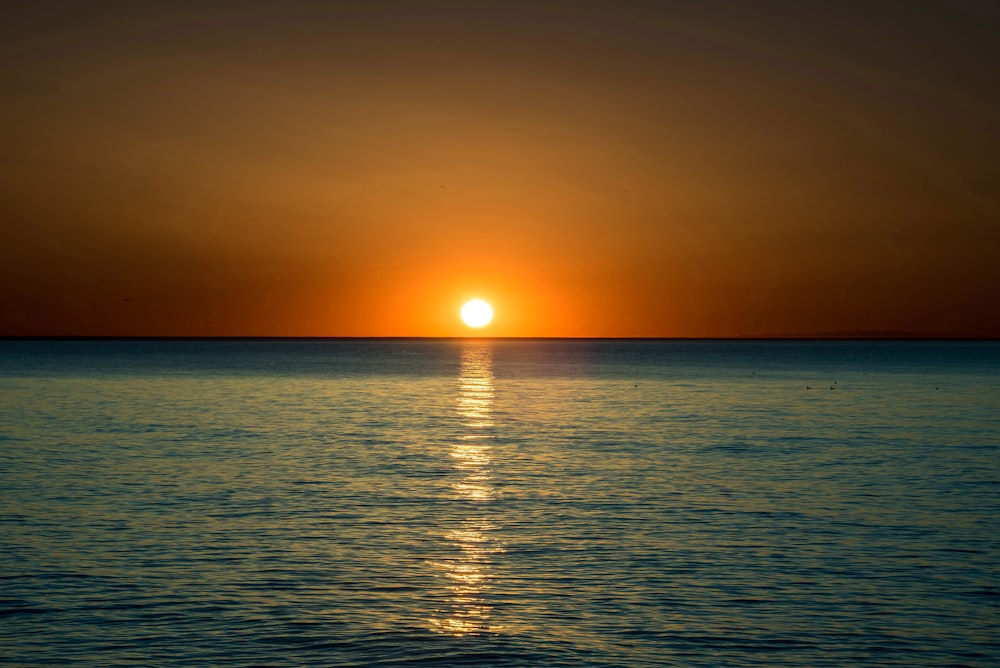 Oceano durante o pôr do sol laranja