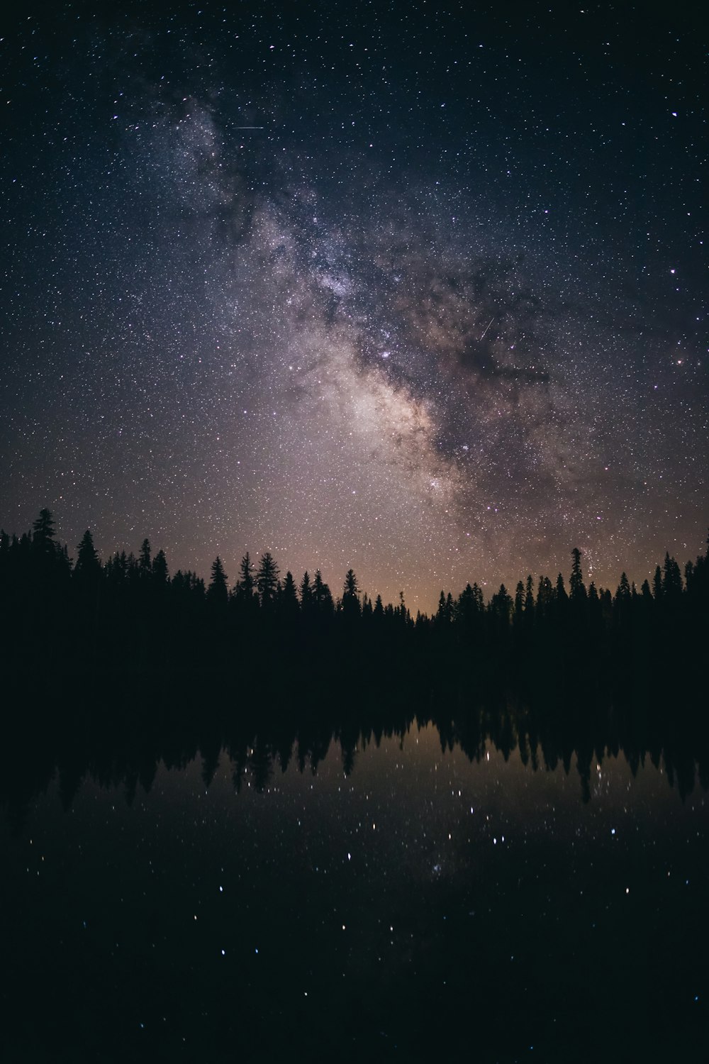 Fotografia della Via Lattea sopra lo specchio d'acqua