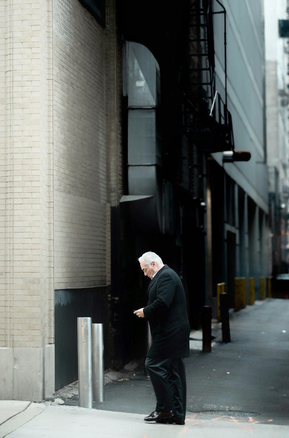 shallow focus photography of man standing outdoor