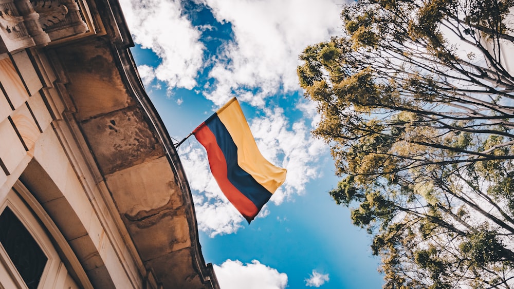 bandeira amarela, azul e vermelha